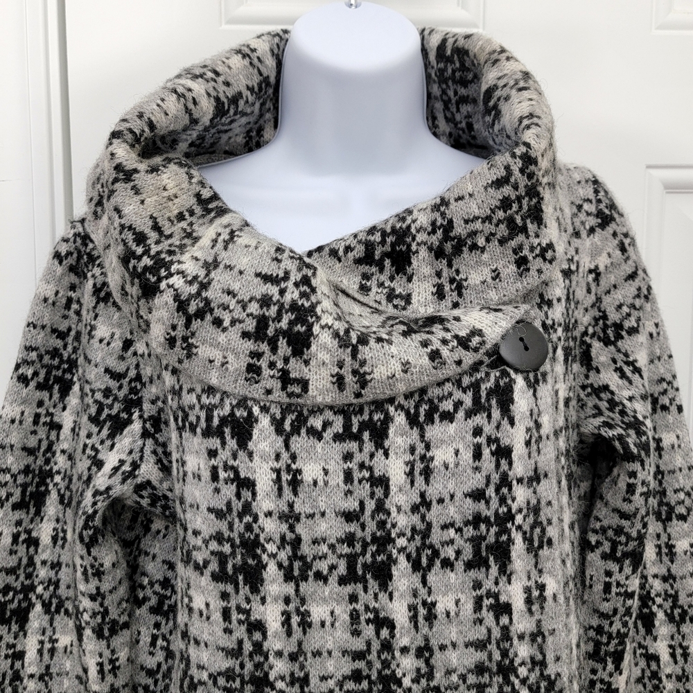 Christian Siriano Black White Gray Plaid 1 Button Cowl Neck Sweater Size Medium - Picture 2 of 10